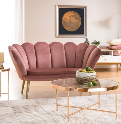 Różowa sofa welurowa 